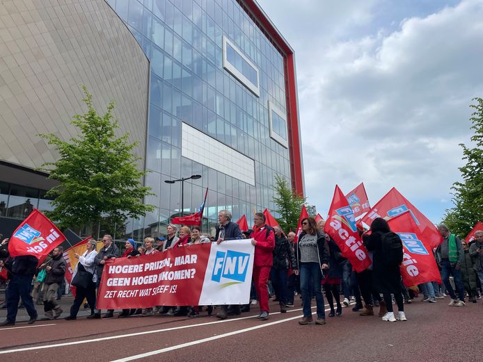 Stoet van de FNV trekt door Utrecht om te protesteren in het Julianapark.