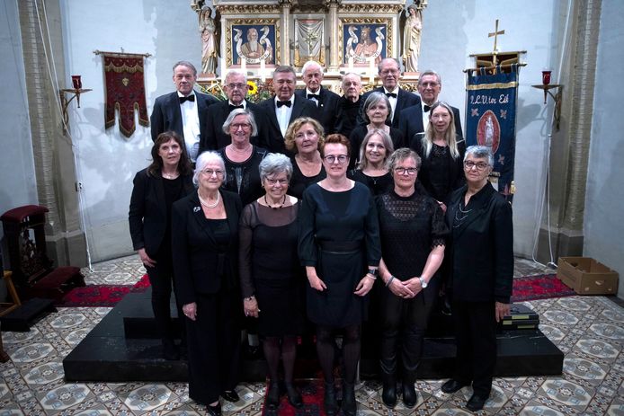 Het Sint-Servatiuskoor in Westerhoven bestaat vijftig jaar en viert dat op 5 juni, eerste pinksterdag dus. Rechts vooraan staat dirigente Ine Teunissen