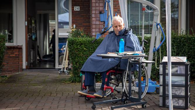 Mary (60) zet haar verlamde man op straat: ‘We kunnen niet meer’