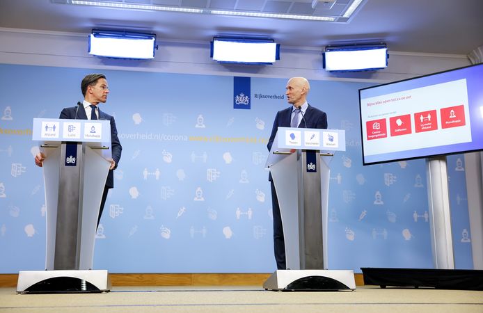 Minister-president Mark Rutte en minister Ernst Kuipers (Volksgezondheid, D66) bij de coronapersconferentie.