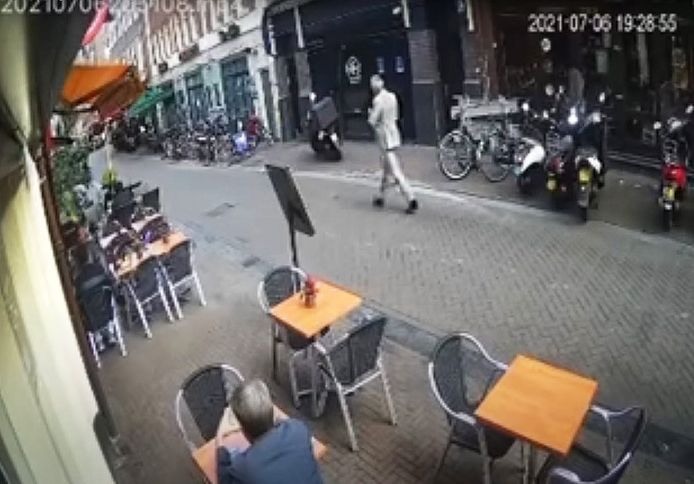 Peter R. de Vries loopt in het centrum van Amsterdam enkele momenten voor de fatale aanslag. (06/07/21)