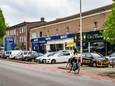 De twee bedrijfs/winkelpanden aan de Hoge Hondstraat in Deventer die Aldi wil slopen om er een nieuwe supermarkt te bouwen.