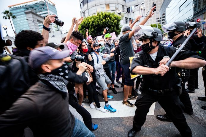 Полиция Лос-Анджелеса использует дубинки для разгона протестующих.  (29.05.2020)