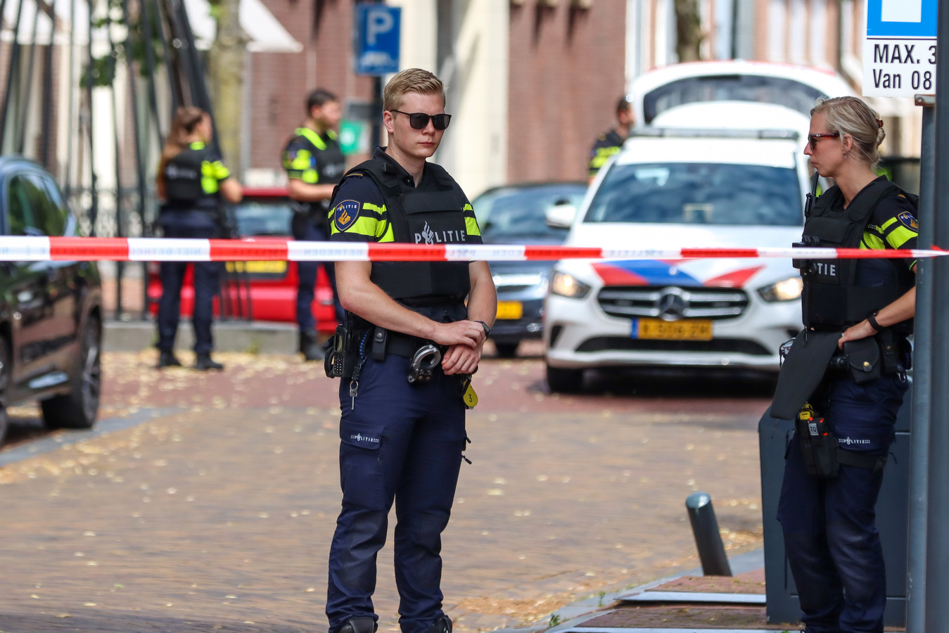 De omgeving van het provinciehuis in Leeuwarden werd na de bommelding ontruimd en afgezet.