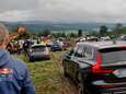 Des parkings transformés en champs de boue à Spa-Francorchamps, la police annonce des solutions pour réduire les files