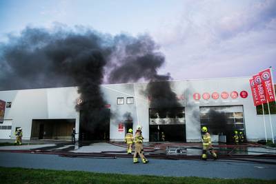 Grote brand bij bandenservice op bedrijventerrein Heteren