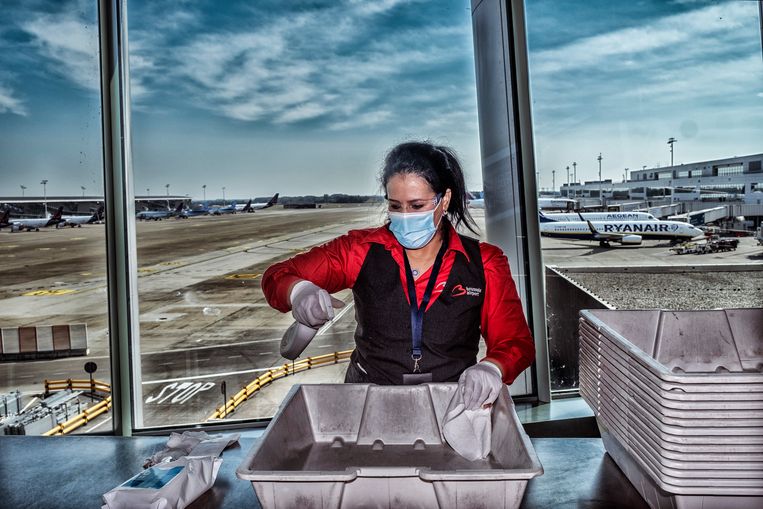Ook de bakjes aan de security worden ontsmet.  Beeld Tim Dirven