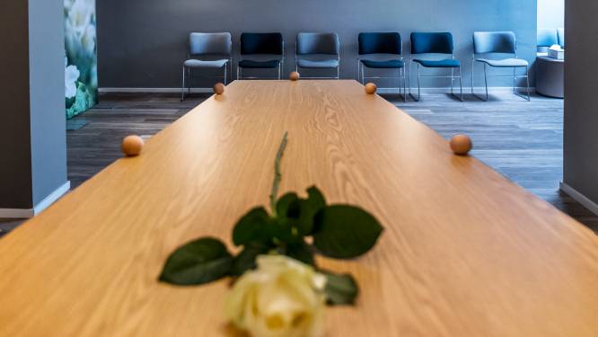 86 dagen lag meneer De B. dood in zijn appartement en bij zijn uitvaart bleven alle dertien stoelen leeg