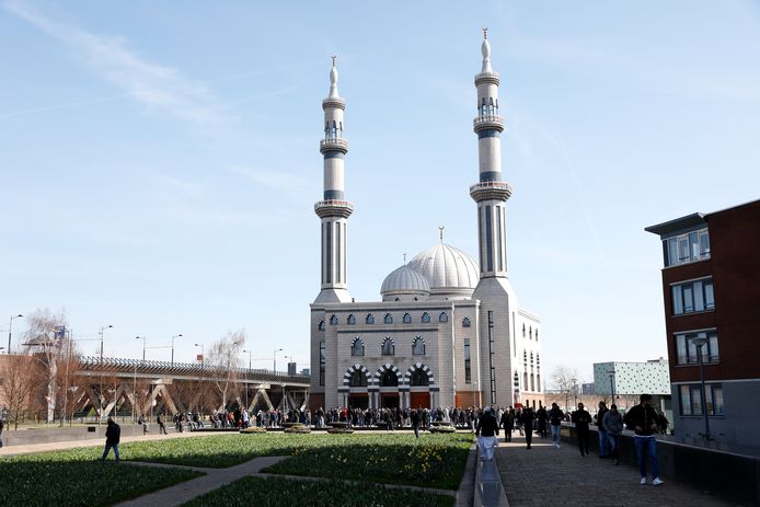 Foto ter illustratie: De Essalam Moskee blijft wel open voor het offerfeestgebed.