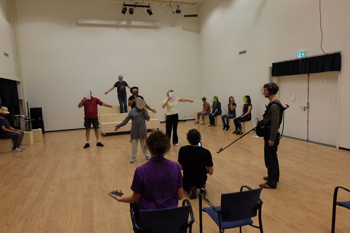 Repetitie van de theatervoorstelling met tbs-patiënten en hulpverleners van de Van der Hoeven Kliniek en omwonenden.