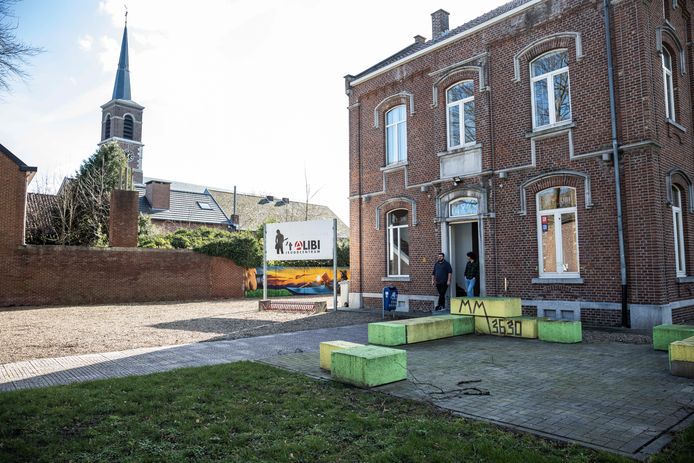 De vele kiezel rondom het 't Alibi zal verdwijnen en veranderen in een groen park.