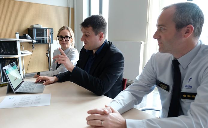 Liers burgemeester Rik Verwaest aan het werk op de laptop. Commissaris Sophie Raeymaekers en korpschef Stijn Van den Bulck geven Verwaest tips om zich niet te laten vangen door cybercriminelen.
