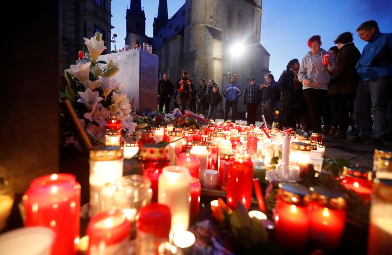 Kaarsen branden op de markt van het Duitse Halle, waar de aanslag plaatsvond. Beeld REUTERS