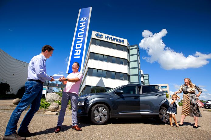 Het gezin Groeneveld tijdens het ophalen van de Kona Electric bij Hyundai Nederland