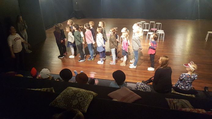 De kinderen krijgen theaterles van Fleur.