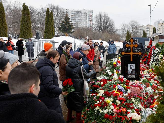 Nog steeds rouwenden aan graf Navalny in Moskou