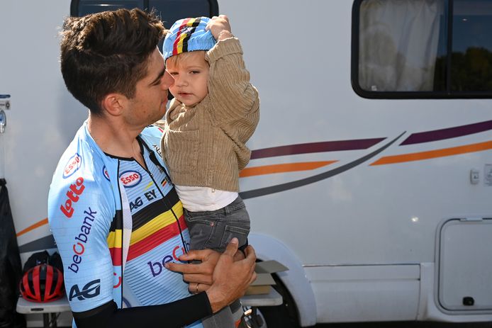 Wout van Aert met zijn zoontje Georges.
