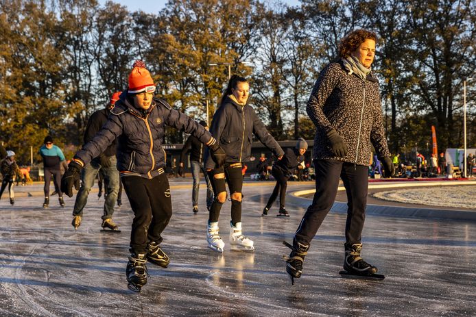 Amateurs de patinage sur la patinoire naturelle de Winterswijk.