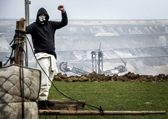 Een klimaatactivist heeft zich verschanst nabij de afgraving. Lutzerath, dat dichtbij Roermond ligt, wordt al twee jaar bezet door klimaatactivisten die vinden dat bruinkoolwinning bijdraagt aan opwarming van de aarde