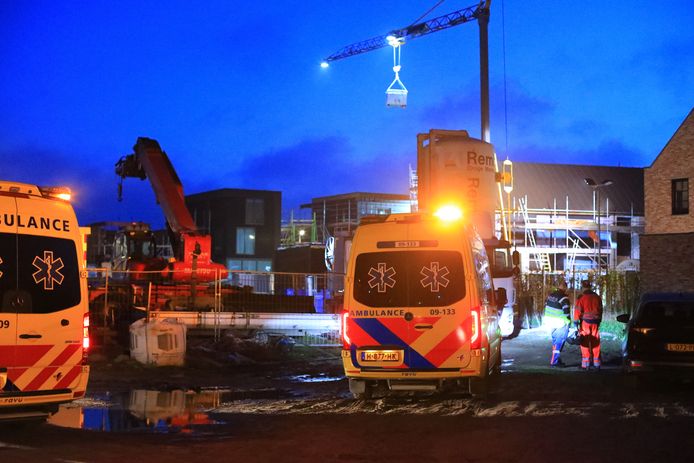 Meerdere ambulances in de Tiellaan.