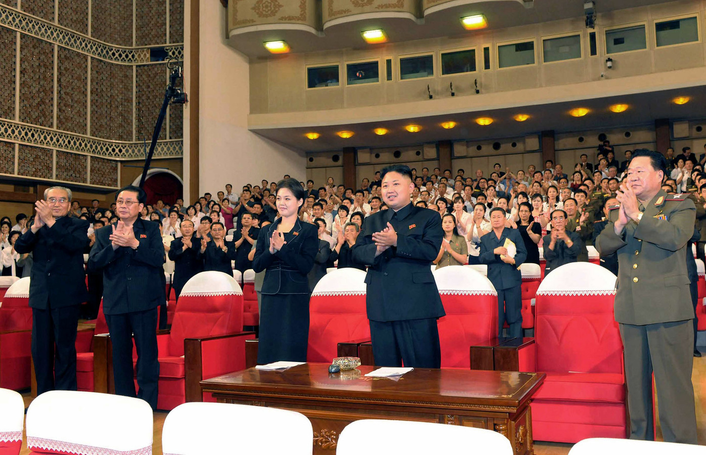 Kim Jong-un klapt voor de show naast een onbekende vrouw: zijn zus of zijn vriendin?
