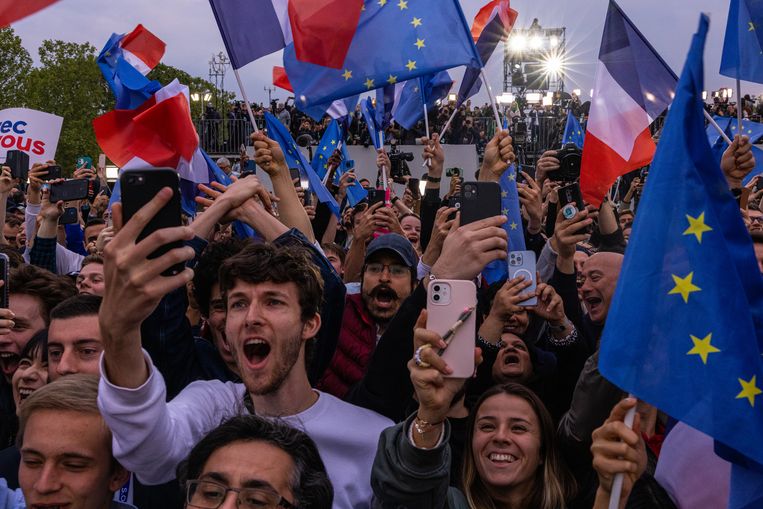 Macrons aanhangers vieren zondagavond zijn overwinning met Franse en Europese vlaggen. Beeld Getty Images