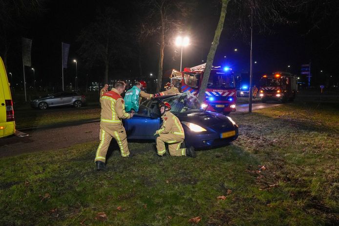 Een automobilist is zaterdagavond rond 18.45 uur bekneld geraakt door een botsing tegen een boom in de Vossenbeemd in Helmond.
