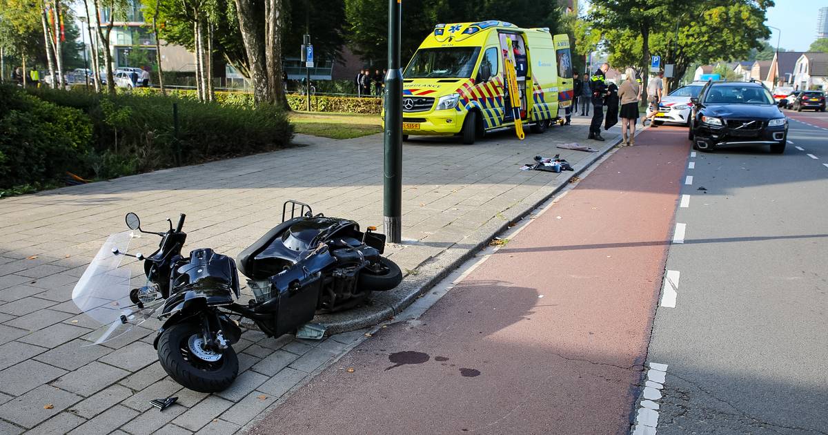 Scooterrijder gewond bij aanrijding Sprengenweg in Apeldoorn: kruispunt afgesloten.