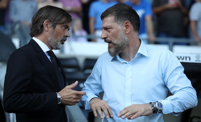 Cocu in gesprek met Slaven Bilic.