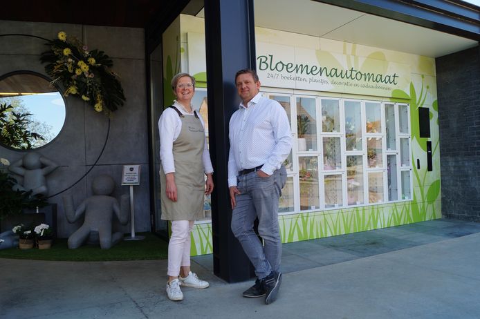 Marc Vanallemeersch en Nancy Deraedt van de gelijknamige bloemenzaak in Gits bij hun nieuwe bloemenautomaat