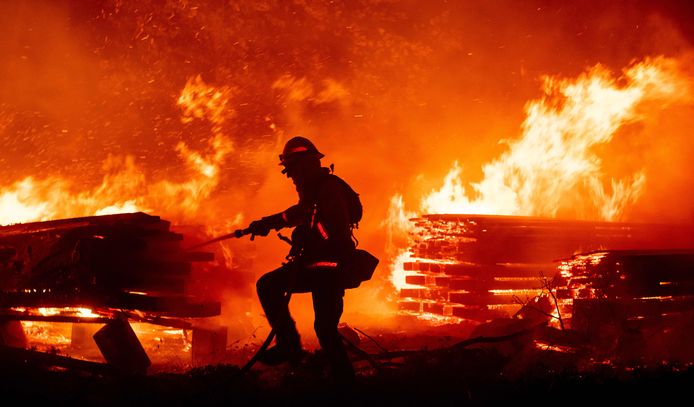 Een brandweerman strijdt tegen het vuur in Madera County, Californië.