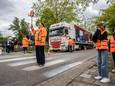 Budel-Dorpspleiners voeren actie tegen de verkeersoverlast door vrachtwagens en hardrijders op de Hoofdstraat.
