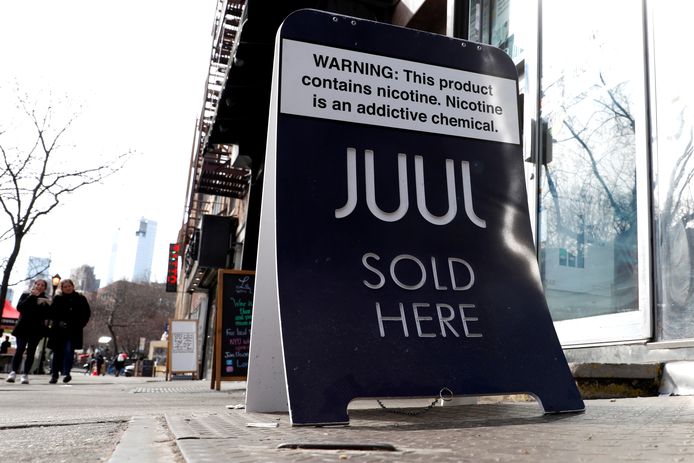 Een verkoopbord voor Juul in de New York, Verenigde Staten