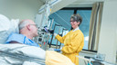 Een IC-verpleegkundige van Gelre ziekenhuizen verzorgt een patiënt voor overdracht naar een andere afdeling.