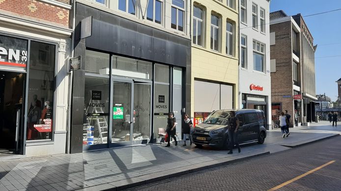Merg hoop Dragende cirkel Alleen het nummer verandert: Vodafone verhuist naar de overkant van de  straat in centrum Den Bosch | Den Bosch, Vught | bd.nl