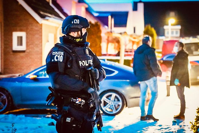Gewapende agenten van een speciale eenheid bewaakten met automatische wapens een Veldhovense woning waar liefst 170 kilo cocaïne in lag.