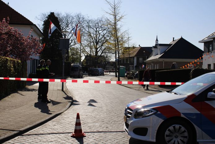 De politie heeft de straat afgezet.