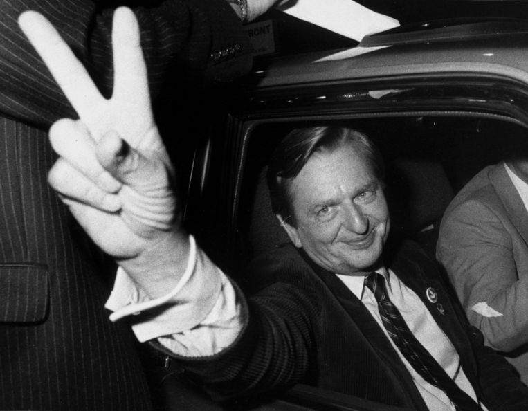 Olof Palme na een verkiezingsoverwinning in 1982. De Zweedse premier werd in '86 doodgeschoten.  Beeld AFP