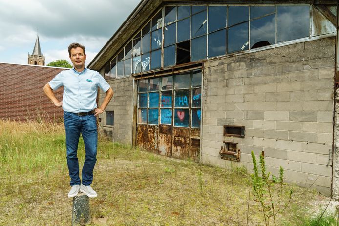 Martijn Steenman, manager van AH in het Oude Dorp weet wel raad met het braakliggende terrein achter het filiaal.