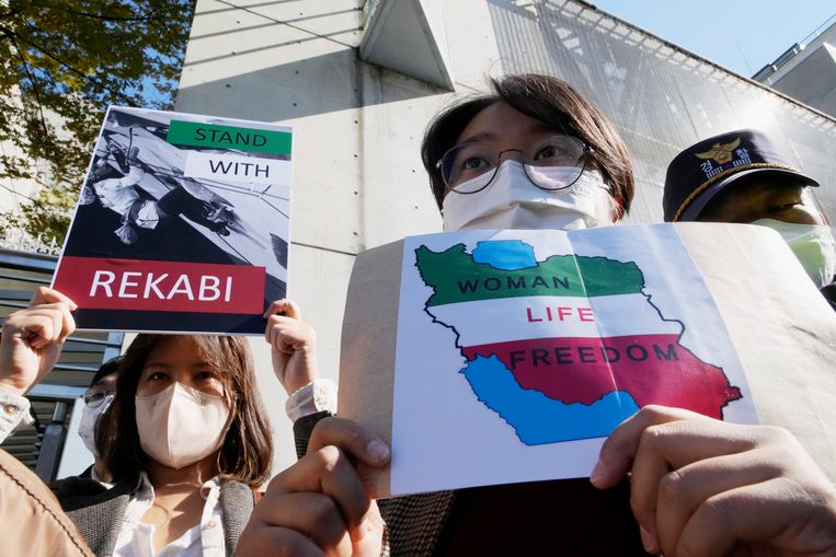 Demonstranten in het Zuid-Koreaanse Seoul steunen Rekabi. Beeld AP