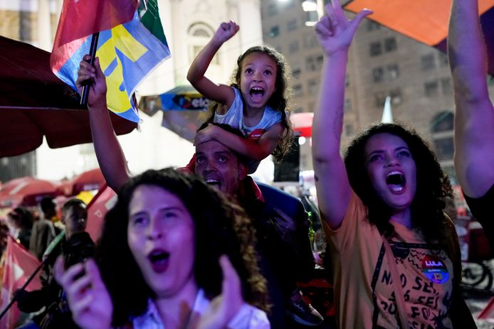 Aanhangers van Lula reageren op de verkiezingsuitslagen in Rio de Janeiro.