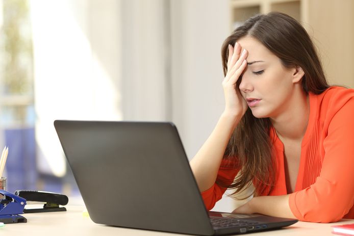 Vooral vrouwen en jongeren voelen de druk om toch aan de slag te gaan als ze ziek zijn.