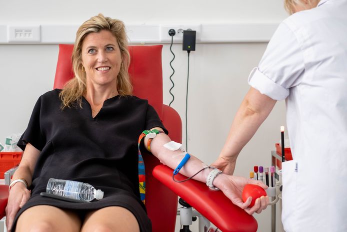 Minister Annelies Verlinden doet bloeddonatie naar aanleiding van overleg met Rode Kruis Vlaanderen in Mechelen