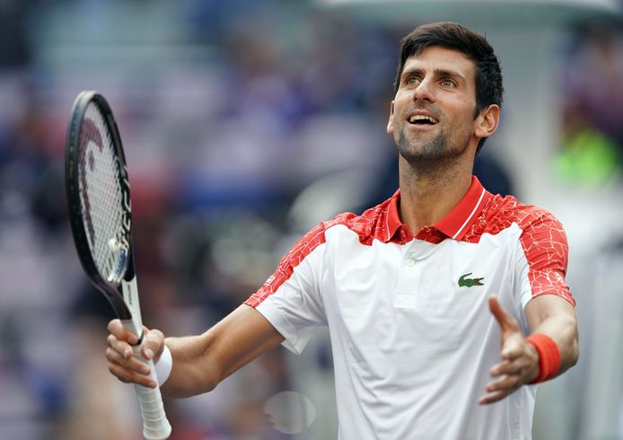 Novak Djokovic viert zijn over winning op Marco Cecchinato.