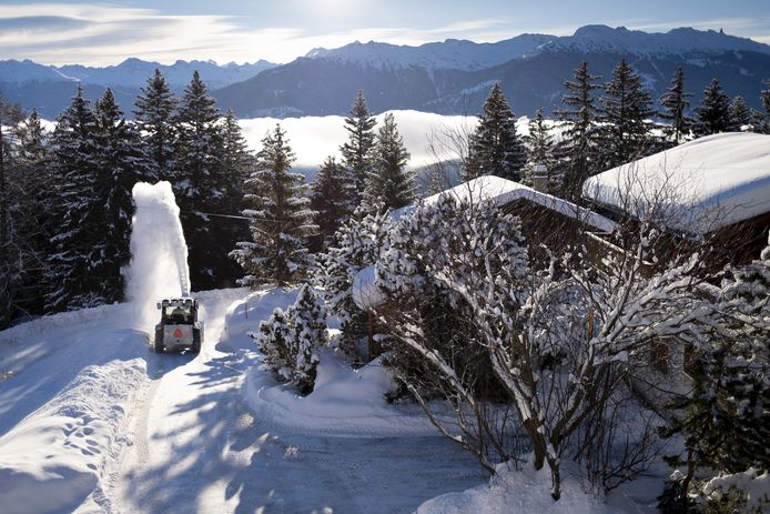 Een sneeuwruimer aan het werk in het Zwitserse Anzère in het Zwitserse kanton Wallis