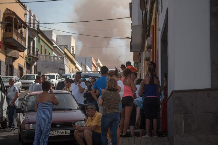 Mensen kijken naar de aanzwellende rook op Gran Canaria.