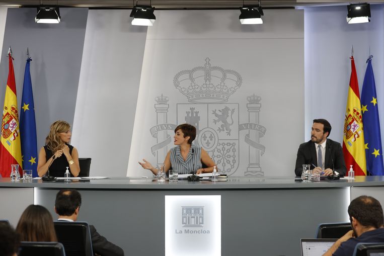 Van links naar rechts: de Spaanse tweede vicepremier van Spanje Yolanda Diaz, regeringswoordvoerder Isabel Rodriguez en minister van Consumentenrechten Alberto Garzón. Beeld ANP / EPA