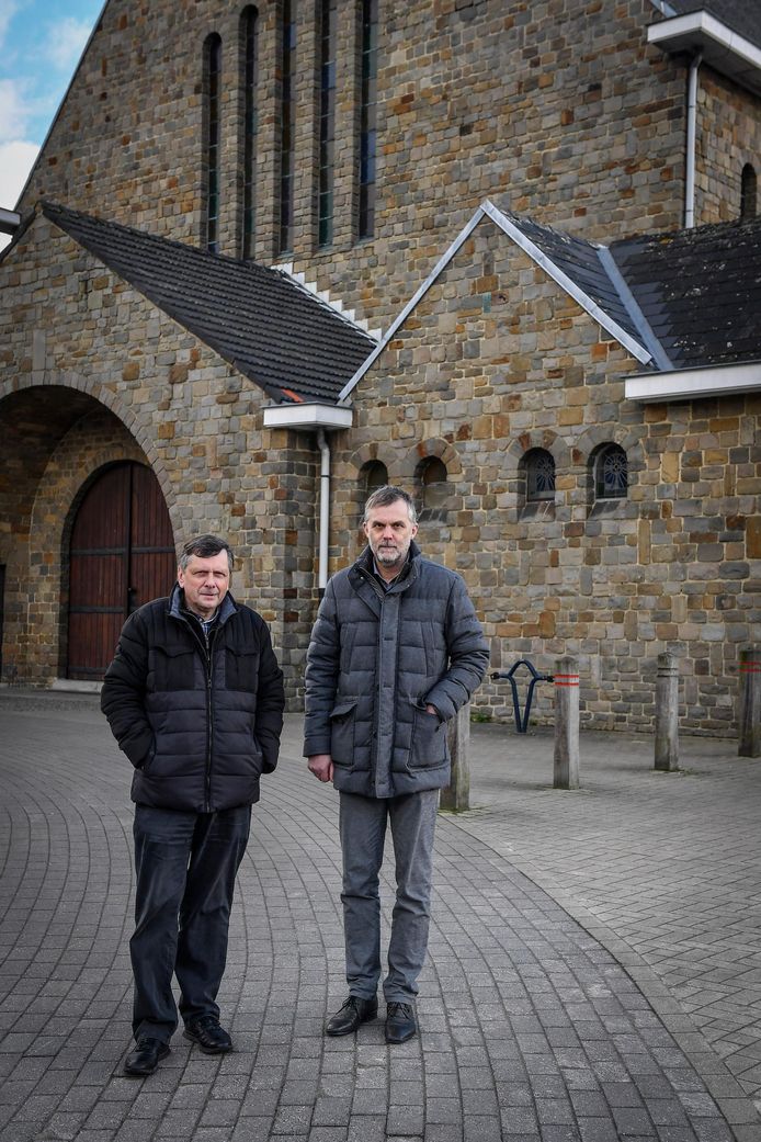 Burgemeester François Saeys met schooldirecteur Herman Vermeiren aan de kerk in de Lange Minnestraat.
