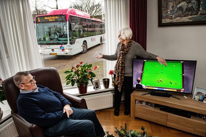 Theo Janssen en zijn vrouw Mia schrikken van de bussen die vlak langs hun huis komen.
