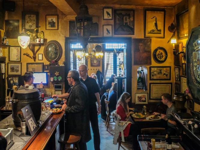 Stripmuur in Brussels café bedekt wegens "te seksistisch" en "generatiekloof”